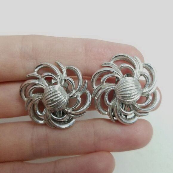 Vintage Coro Silver Tone Retro Flower Shape Clip On Earrings, Abstract 80s Style - Picture 6 of 7